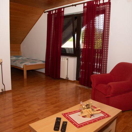 Guest House Ema ซิรินีลุก ภายนอก รูปภาพ