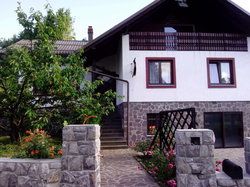 Guest House Ema ซิรินีลุก ภายนอก รูปภาพ